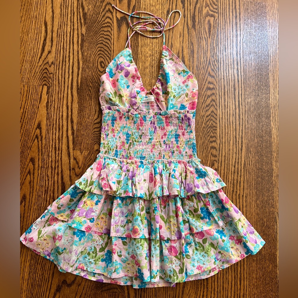 Women’s floral mini dress with neck tie and keyhole style. Size medium.Like New!